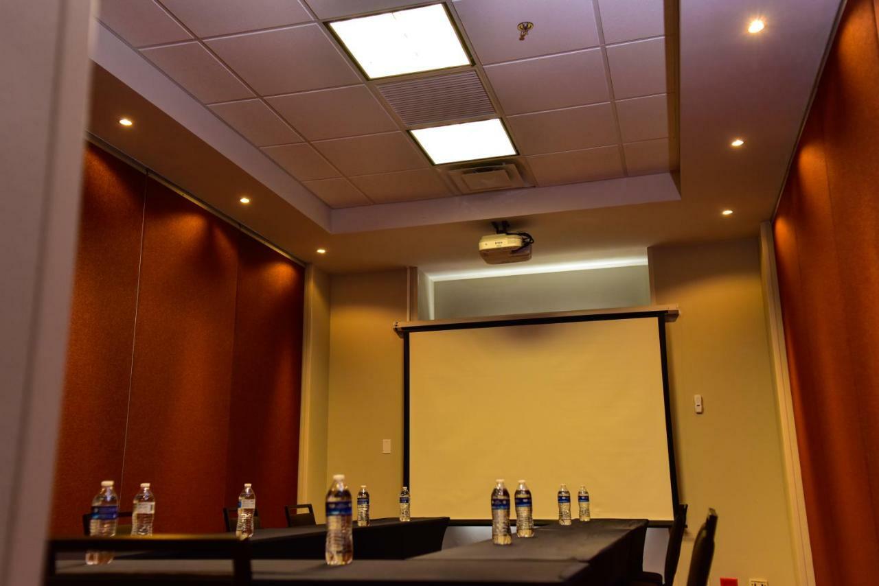Microtel Inn & Suites By Wyndham Cuauhtemoc Campos Menonitas Luaran gambar